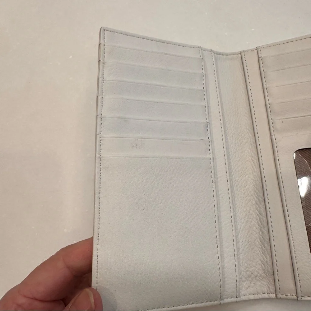ANTONIO MILANI Women’s White leather long bifold snap close wallet
